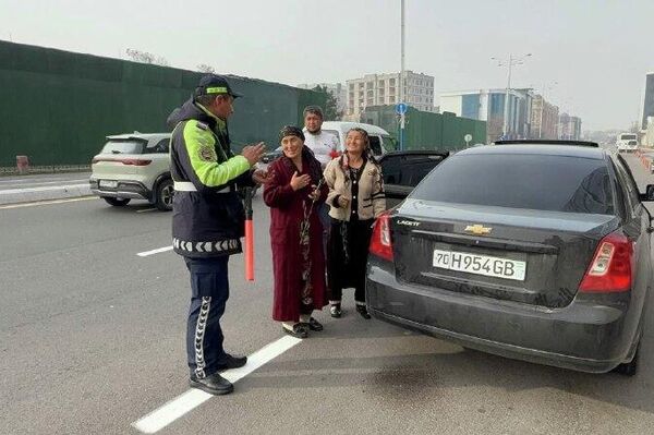Правоохранители в Ташкенте поздравляют женщин с праздником и вручают небольшие подарки - Sputnik Узбекистан