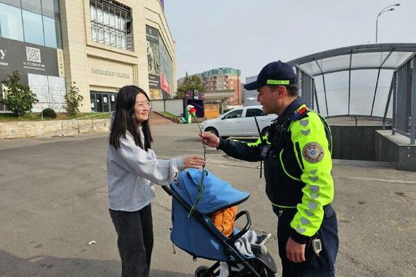 Правоохранители в Ташкенте поздравляют женщин с праздником и вручают небольшие подарки - Sputnik Узбекистан