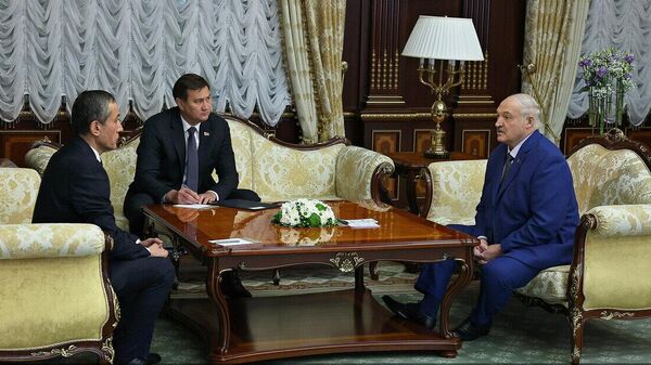 Александр Лукашенко встретился с послом Узбекистана в Беларуси Рахматуллой Назаровым - Sputnik Ўзбекистон