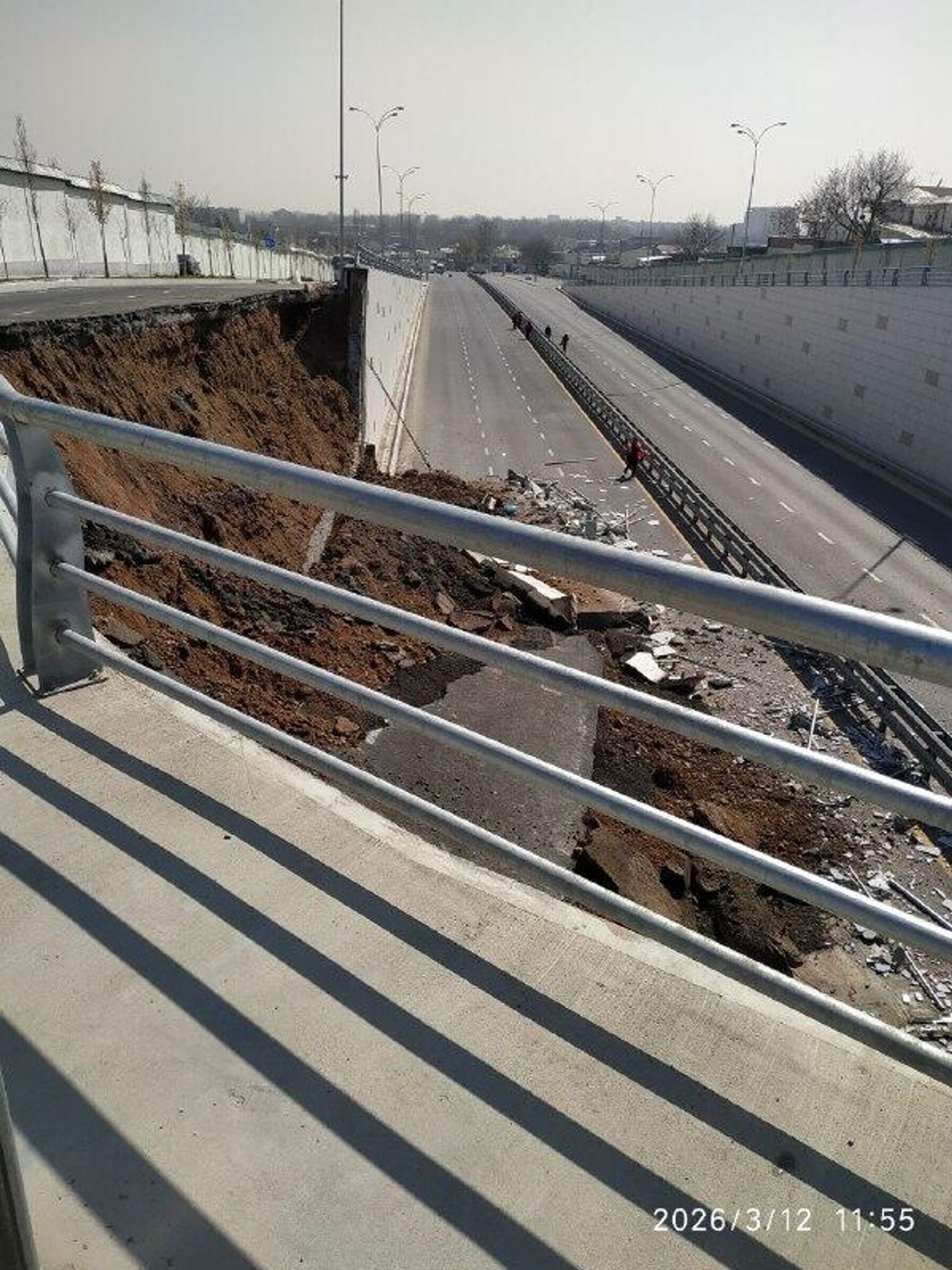 На перекрестке улиц Темура Малика и Буюк Ипак Йули в Ташкенте обвалилась часть дороги на путепроводе, пишут в соцсетях и публикуют кадры - Sputnik Ўзбекистон, 1920, 12.03.2026