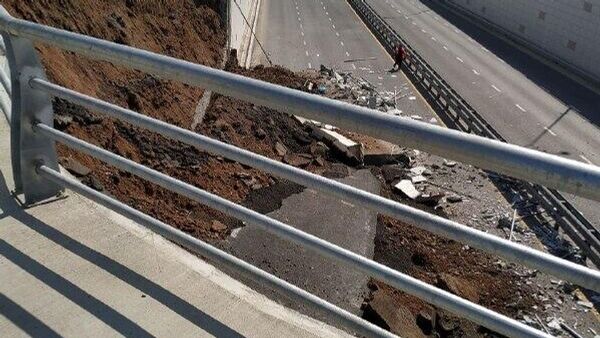 На перекрестке улиц Темура Малика и Буюк Ипак Йули в Ташкенте обвалилась часть дороги на путепроводе, пишут в соцсетях и публикуют кадры - Sputnik Узбекистан