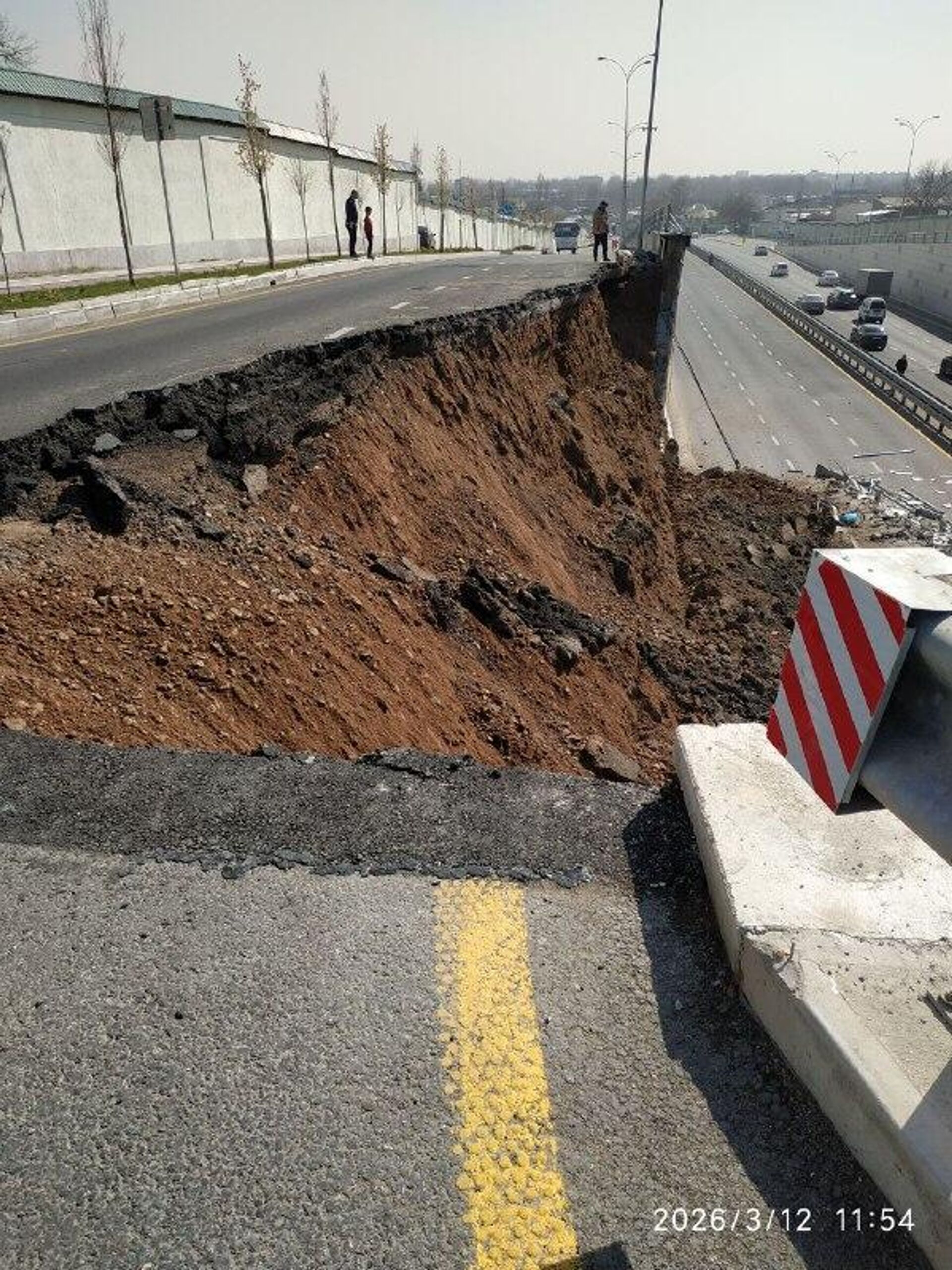 На перекрестке улиц Темура Малика и Буюк Ипак Йули в Ташкенте обвалилась часть дороги на путепроводе, пишут в соцсетях и публикуют кадры - Sputnik Узбекистан, 1920, 12.03.2026