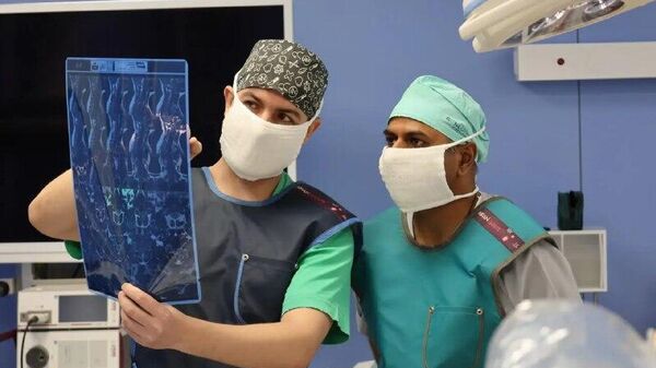 Врачи Центрального госпиталя Минобороны Узбекистана обмениваются опытом проведения сложных операций с коллегами из Индии - Sputnik Узбекистан
