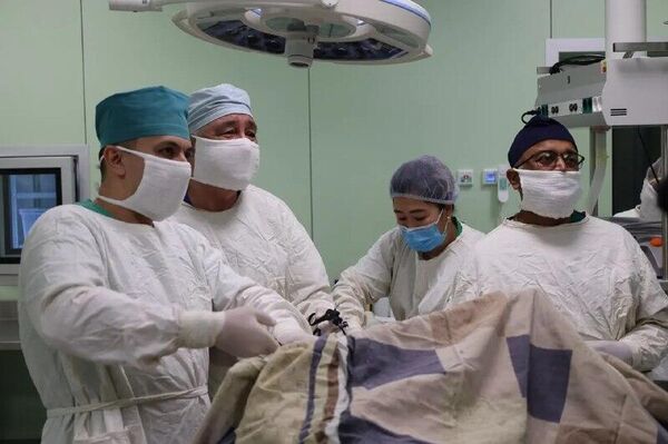 Врачи Центрального госпиталя Минобороны Узбекистана обмениваются опытом проведения сложных операций с коллегами из Индии - Sputnik Узбекистан