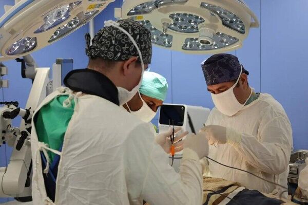 Врачи Центрального госпиталя Минобороны Узбекистана обмениваются опытом проведения сложных операций с коллегами из Индии - Sputnik Узбекистан