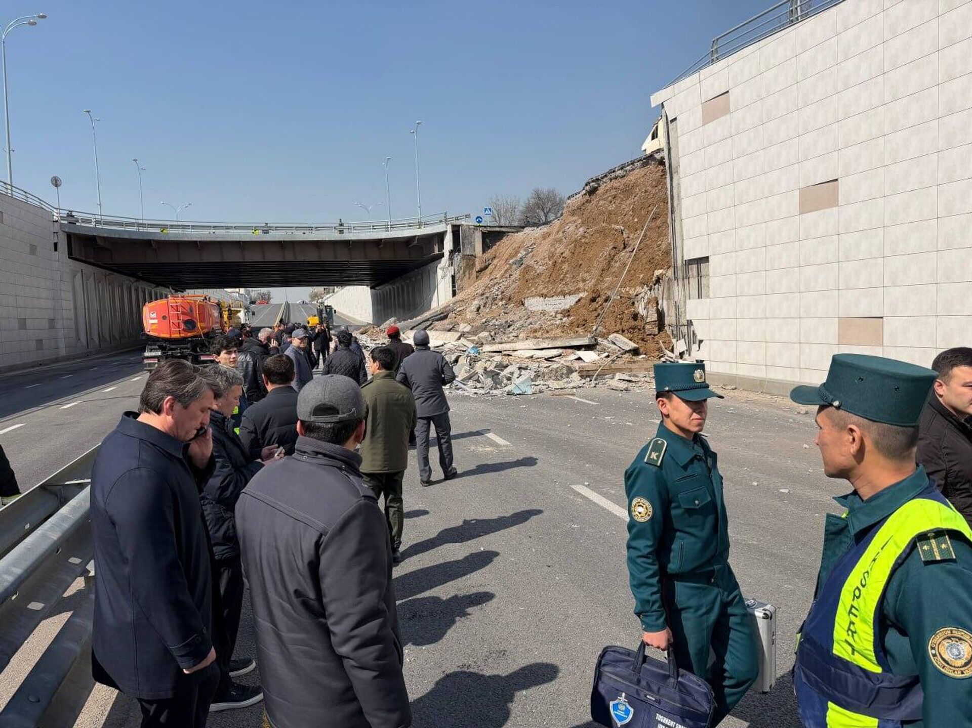 На тоннельном проезде в Ташкенте произошло обрушение одного из участков подпорной стены - Sputnik Ўзбекистон, 1920, 12.03.2026