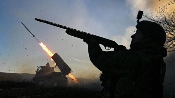 Boyevaya rabota rascheta RSZO Grad gruppirovki voysk Sentr na Dnepropetrovskom napravlenii SVO - Sputnik O‘zbekiston