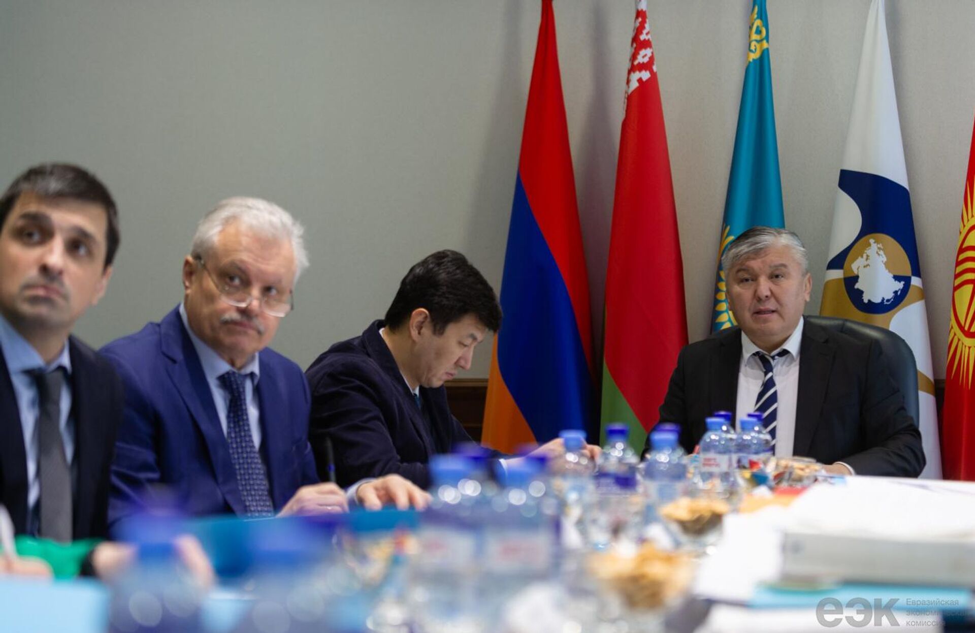 Министр по энергетике и инфраструктуре ЕЭК Арзыбек Кожошев. - Sputnik Узбекистан, 1920, 13.03.2026