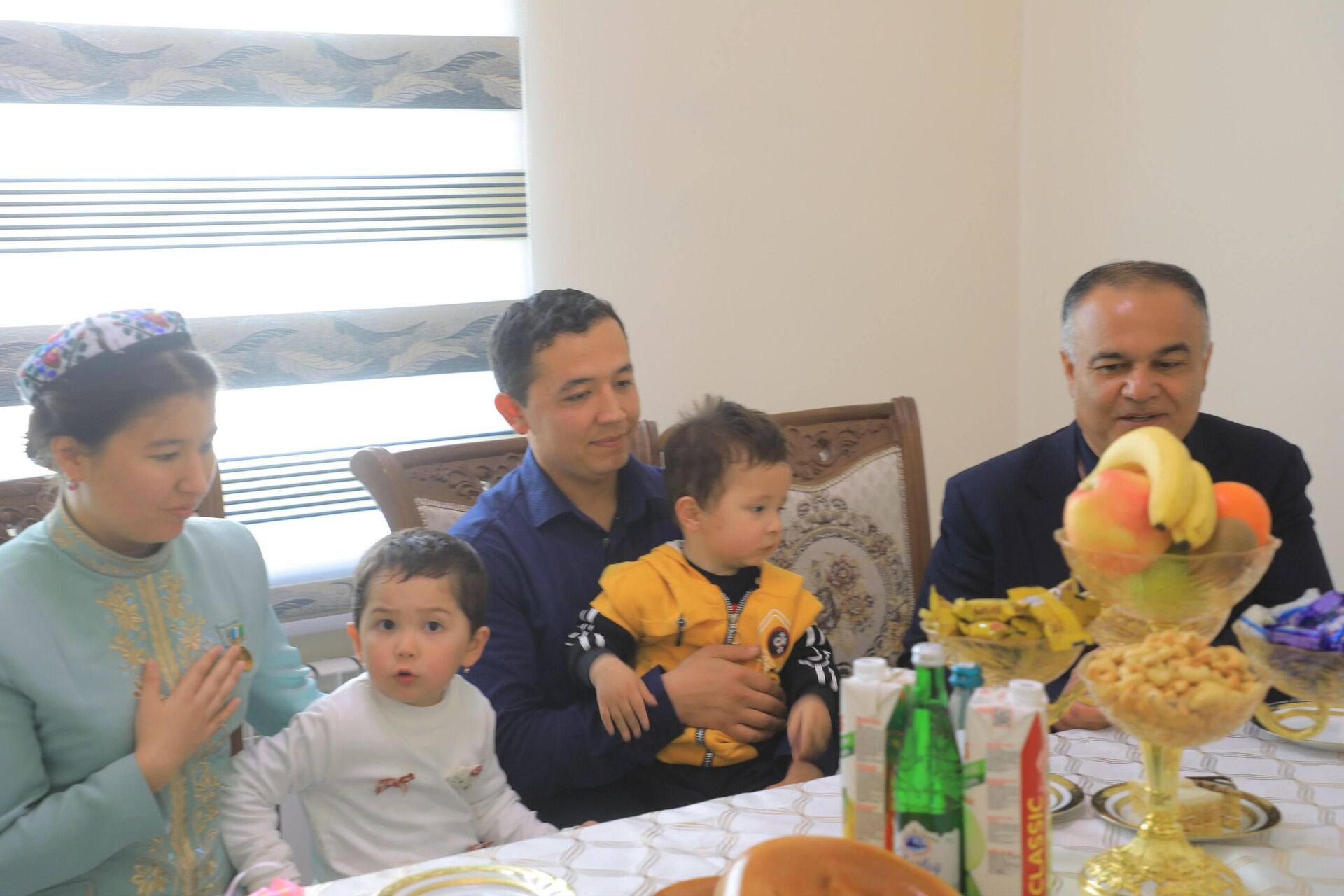 Поэтесса Латофат Амирова стала лауреатом премии им. Зульфии и получила от президента квартиру. - Sputnik Узбекистан, 1920, 14.03.2026