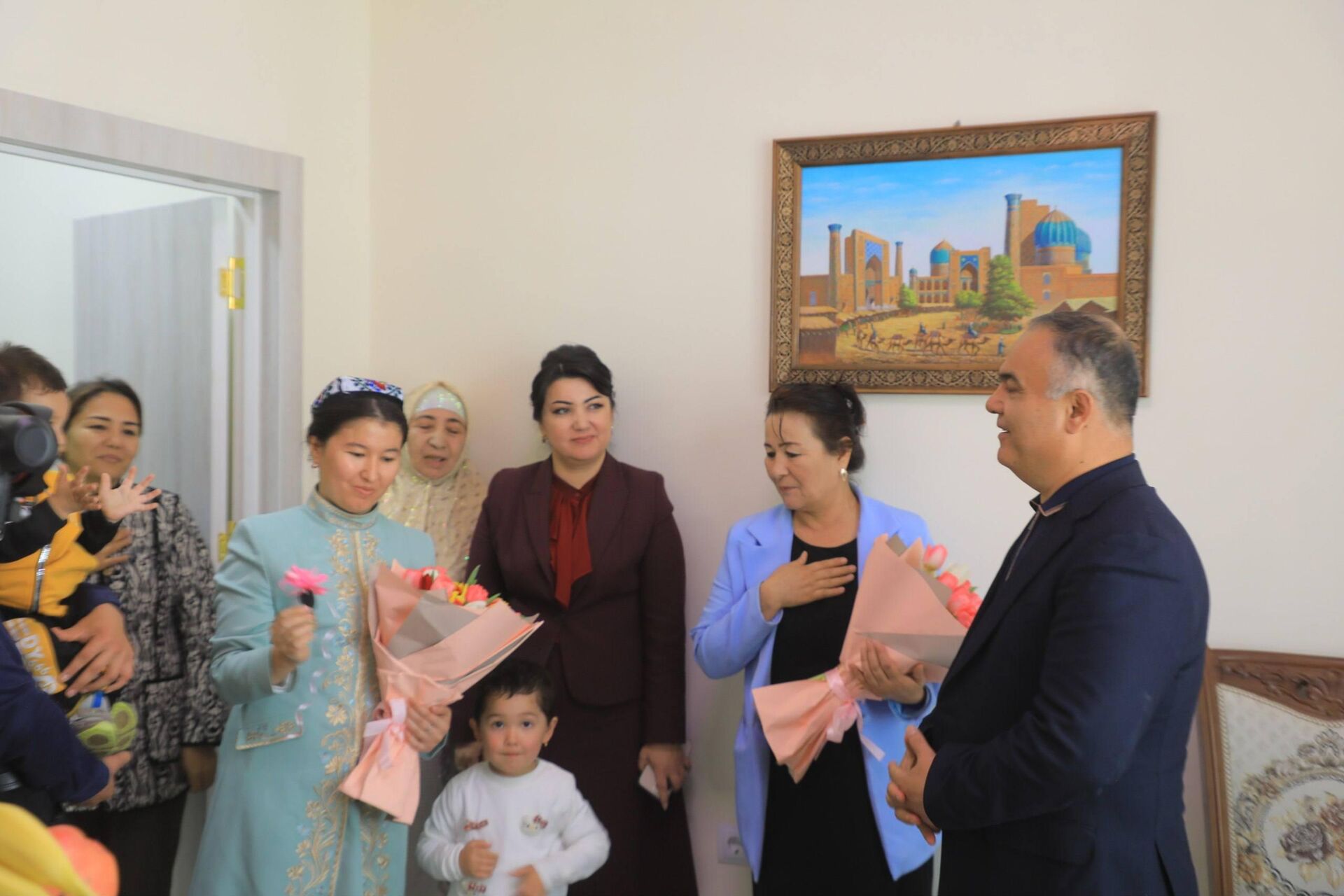 Поэтесса Латофат Амирова стала лауреатом премии им. Зульфии и получила от президента квартиру. - Sputnik Узбекистан, 1920, 14.03.2026