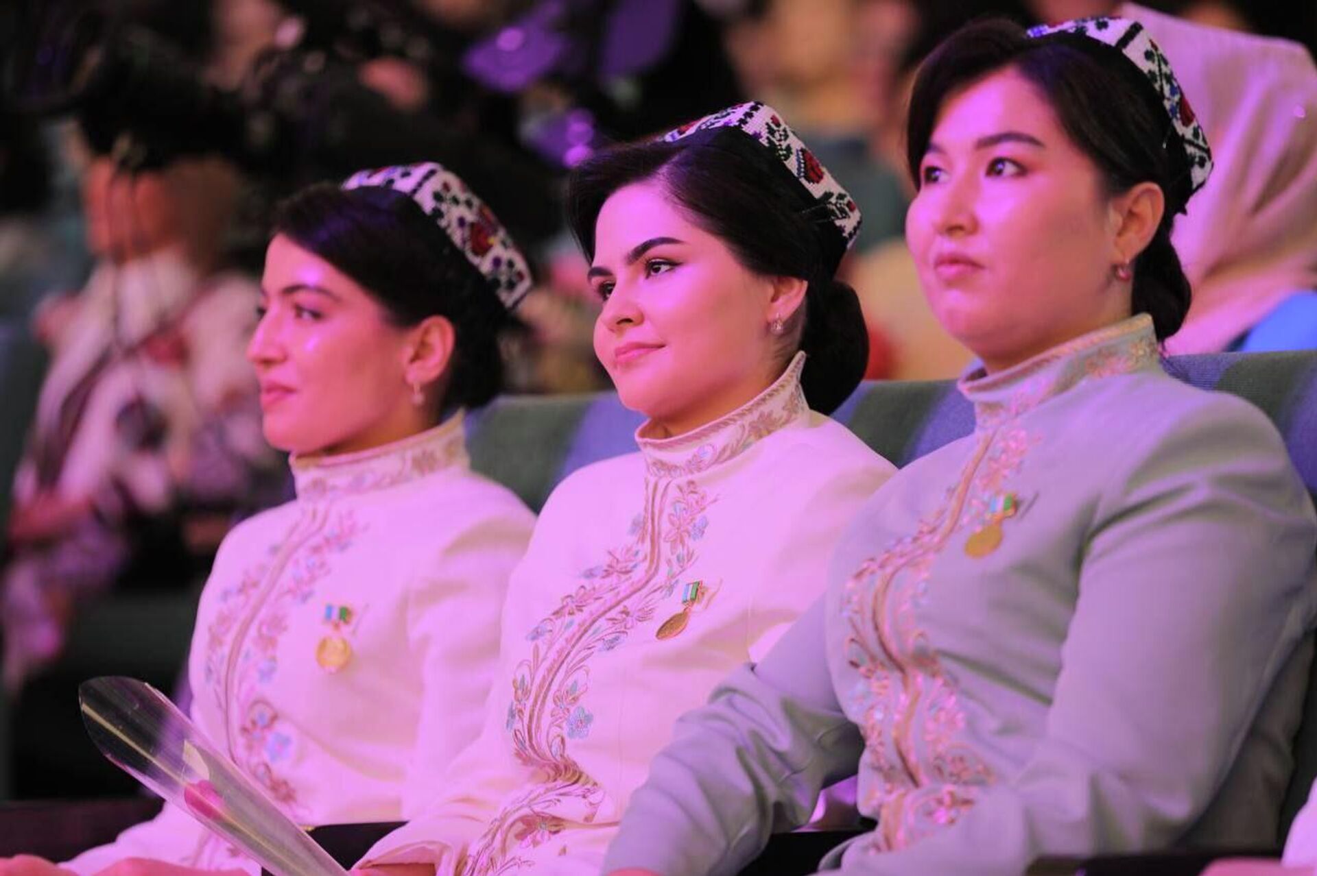 Поэтесса Латофат Амирова стала лауреатом премии им. Зульфии и получила от президента квартиру. - Sputnik Узбекистан, 1920, 14.03.2026