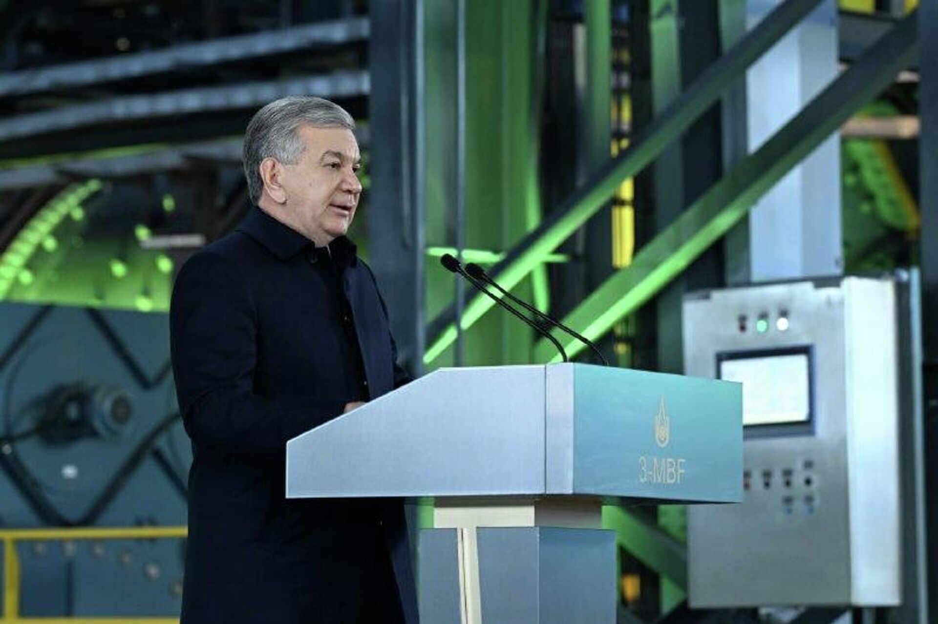 Шавкат Мирзиёев принимает участие в церемонии запуска медно-обогатительной фабрики № 3 - Sputnik Узбекистан, 1920, 16.03.2026