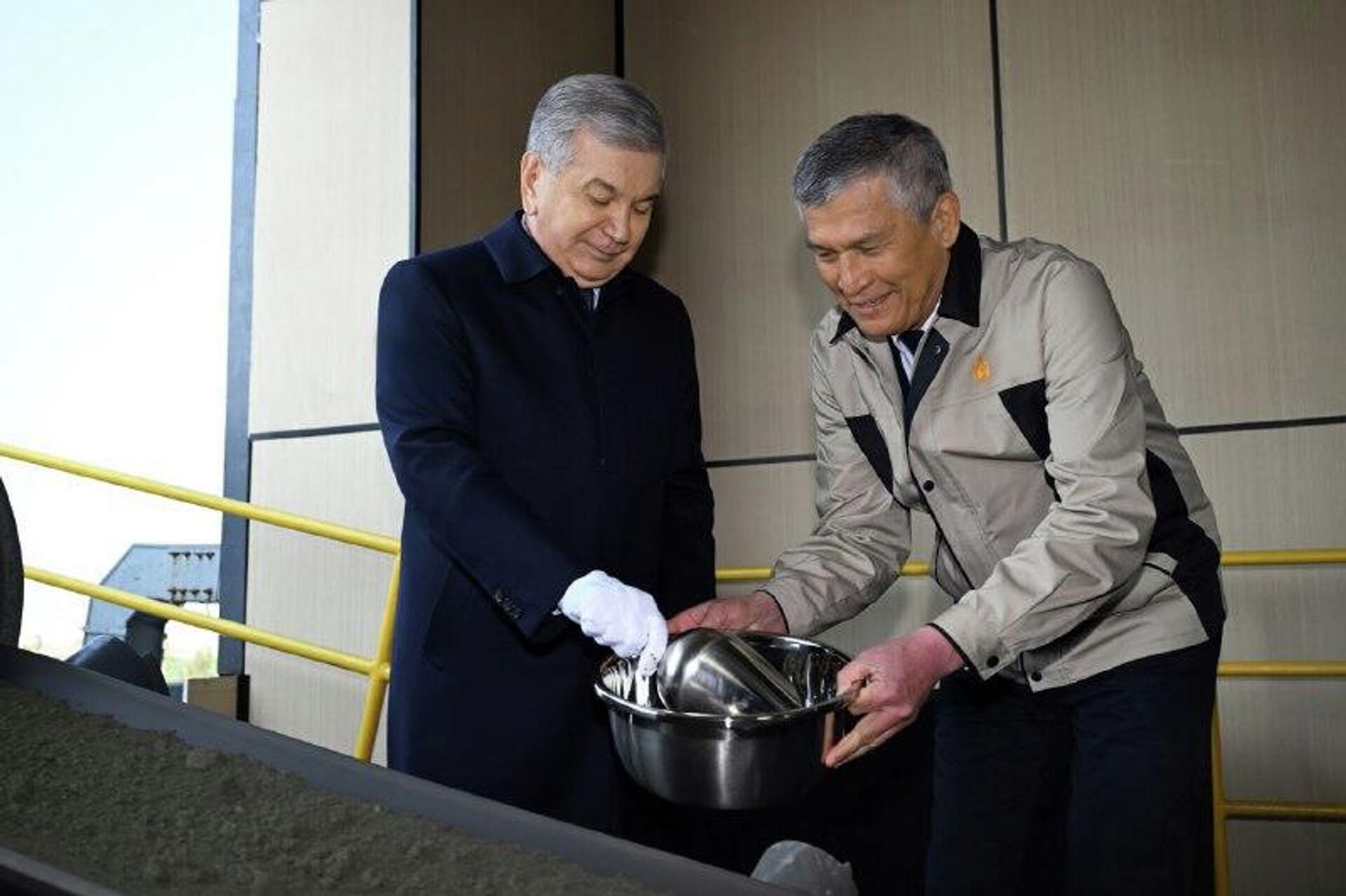 Шавкат Мирзиёев посетил корпус фильтрации медного концентрата АГМК - Sputnik Узбекистан, 1920, 16.03.2026