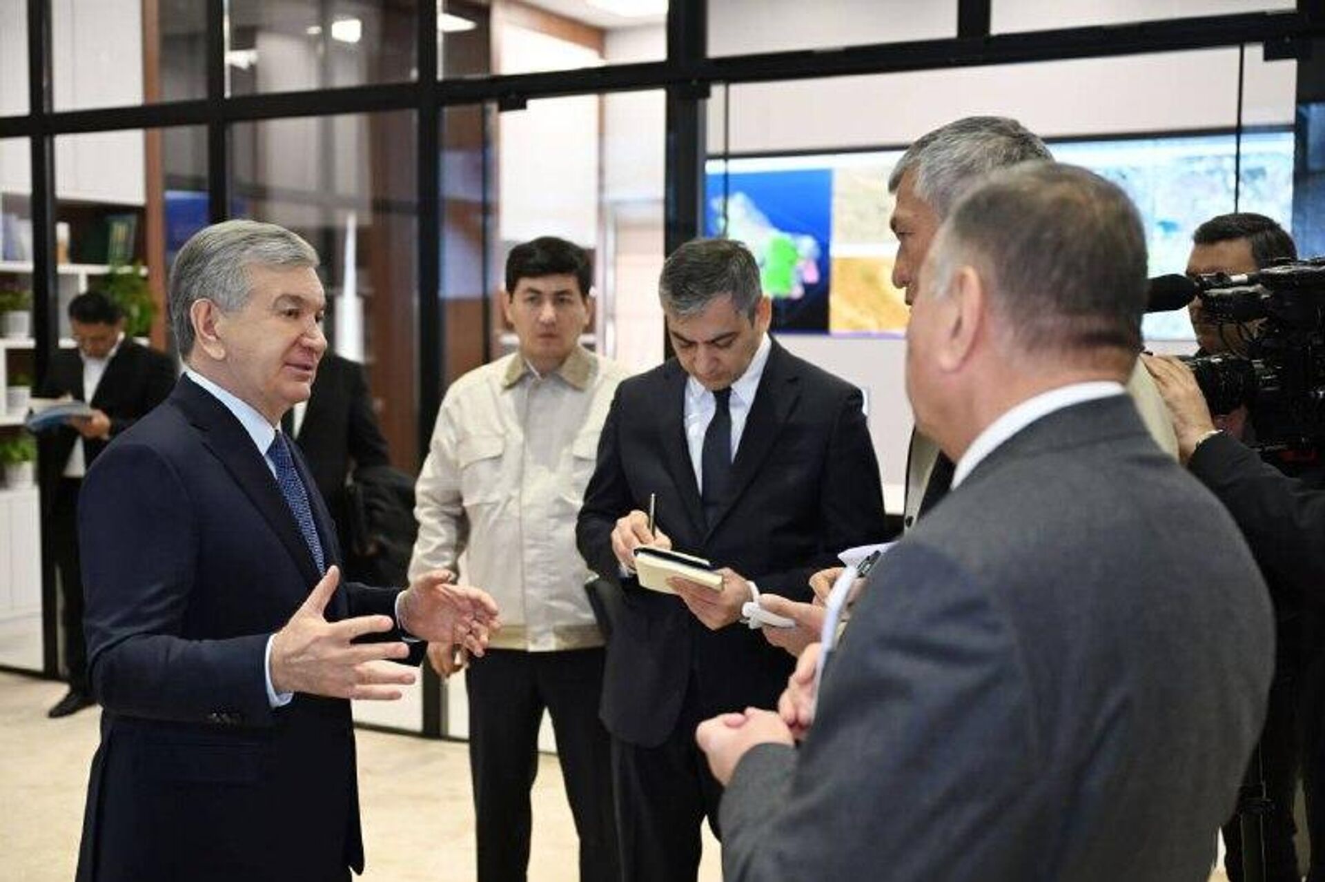 Шавкат Мирзиёев посетил Центр цифрового управления на АГМК - Sputnik Узбекистан, 1920, 16.03.2026