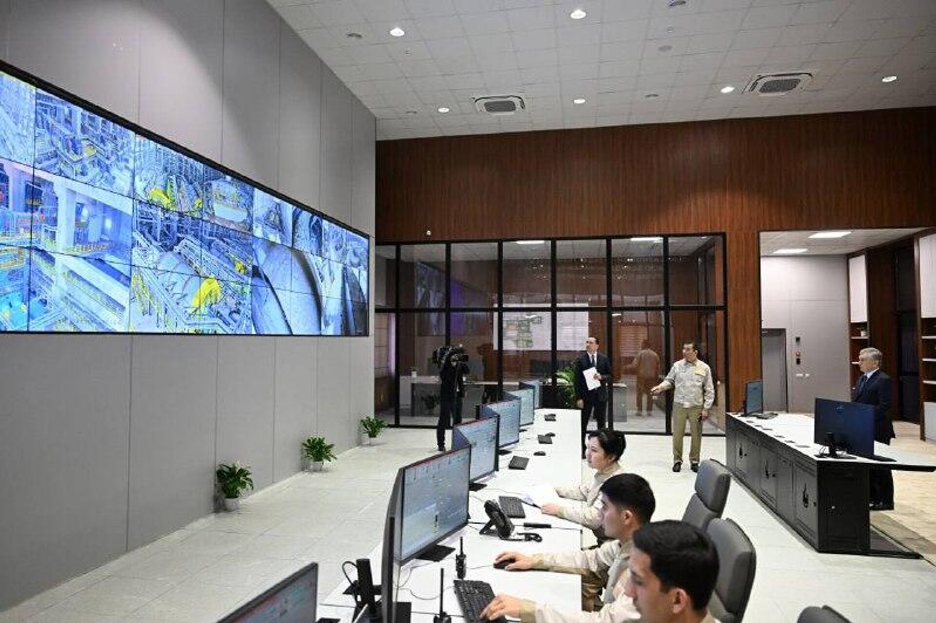 Шавкат Мирзиёев посетил Центр цифрового управления на АГМК - Sputnik Узбекистан, 1920, 16.03.2026