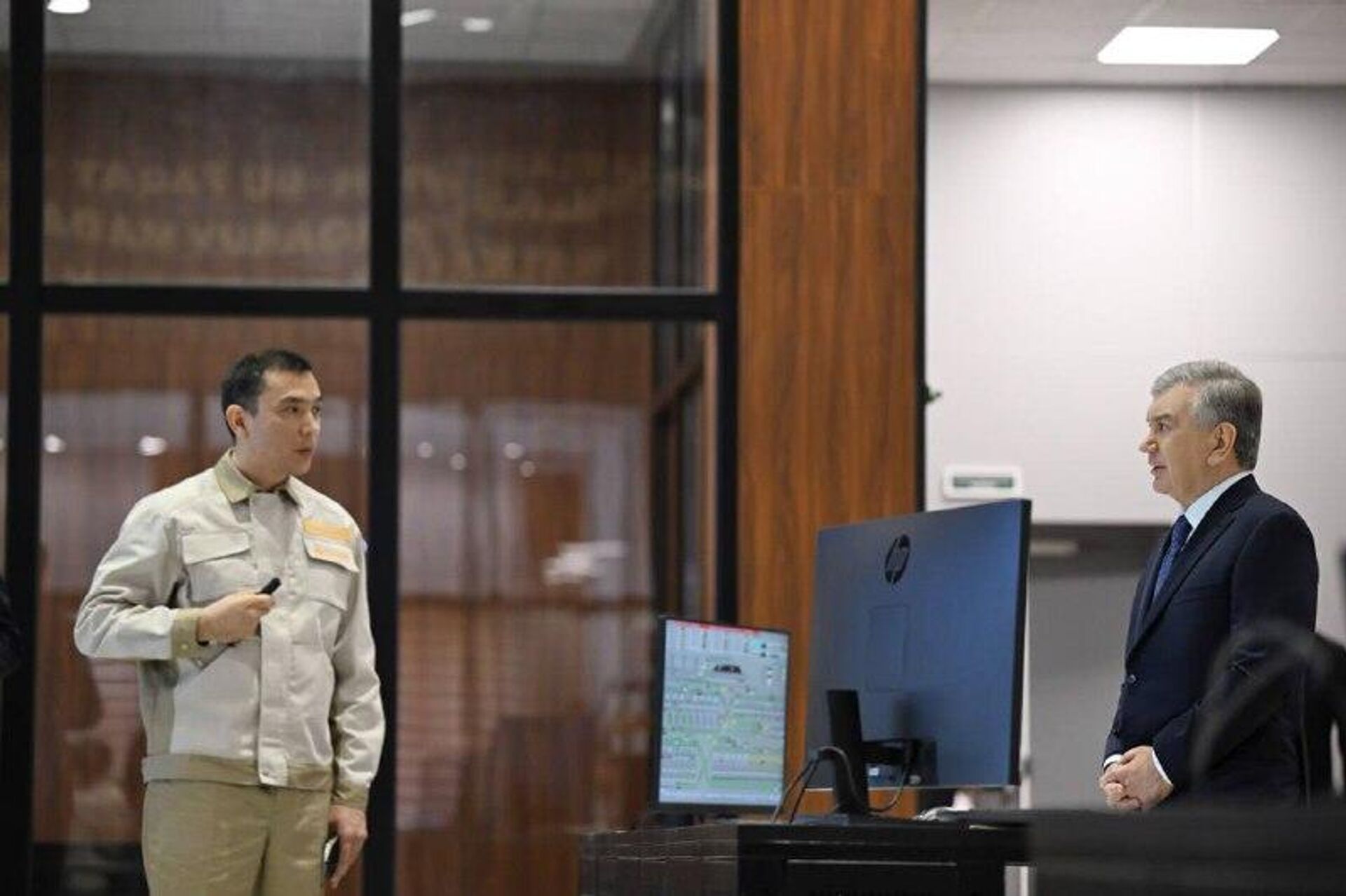 Шавкат Мирзиёев посетил Центр цифрового управления на АГМК - Sputnik Узбекистан, 1920, 16.03.2026