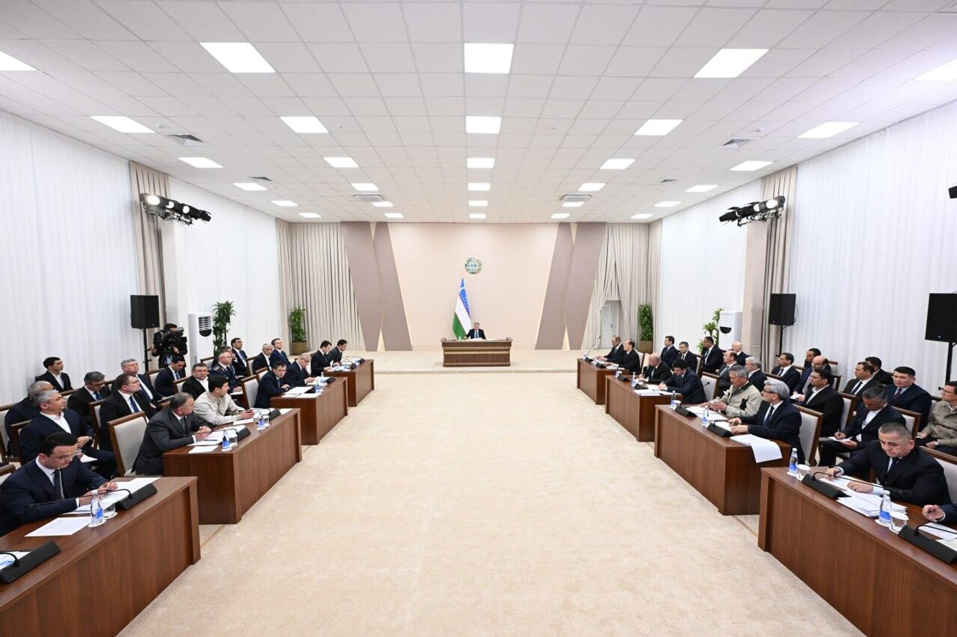 Президент провел совещание по ускорению реализации крупных инвестиционных проектов в горнодобывающей промышленности. - Sputnik Узбекистан, 1920, 16.03.2026