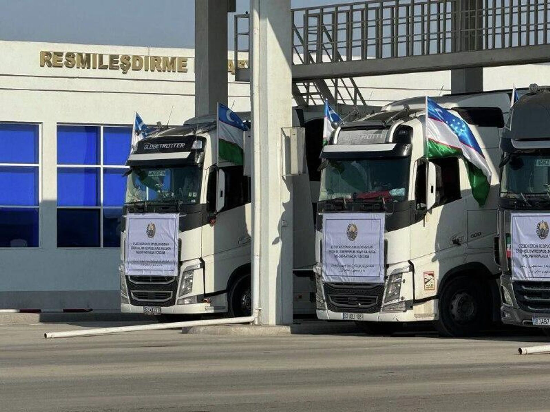 Узбекистан направил в Иран гуманитарную помощь - Sputnik Узбекистан, 1920, 17.03.2026