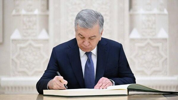 В ходе визита Шавкат Мирзиёев ознакомился с экспозицией артефактов, подаренных центру и приобретенных за рубежом - Sputnik Узбекистан