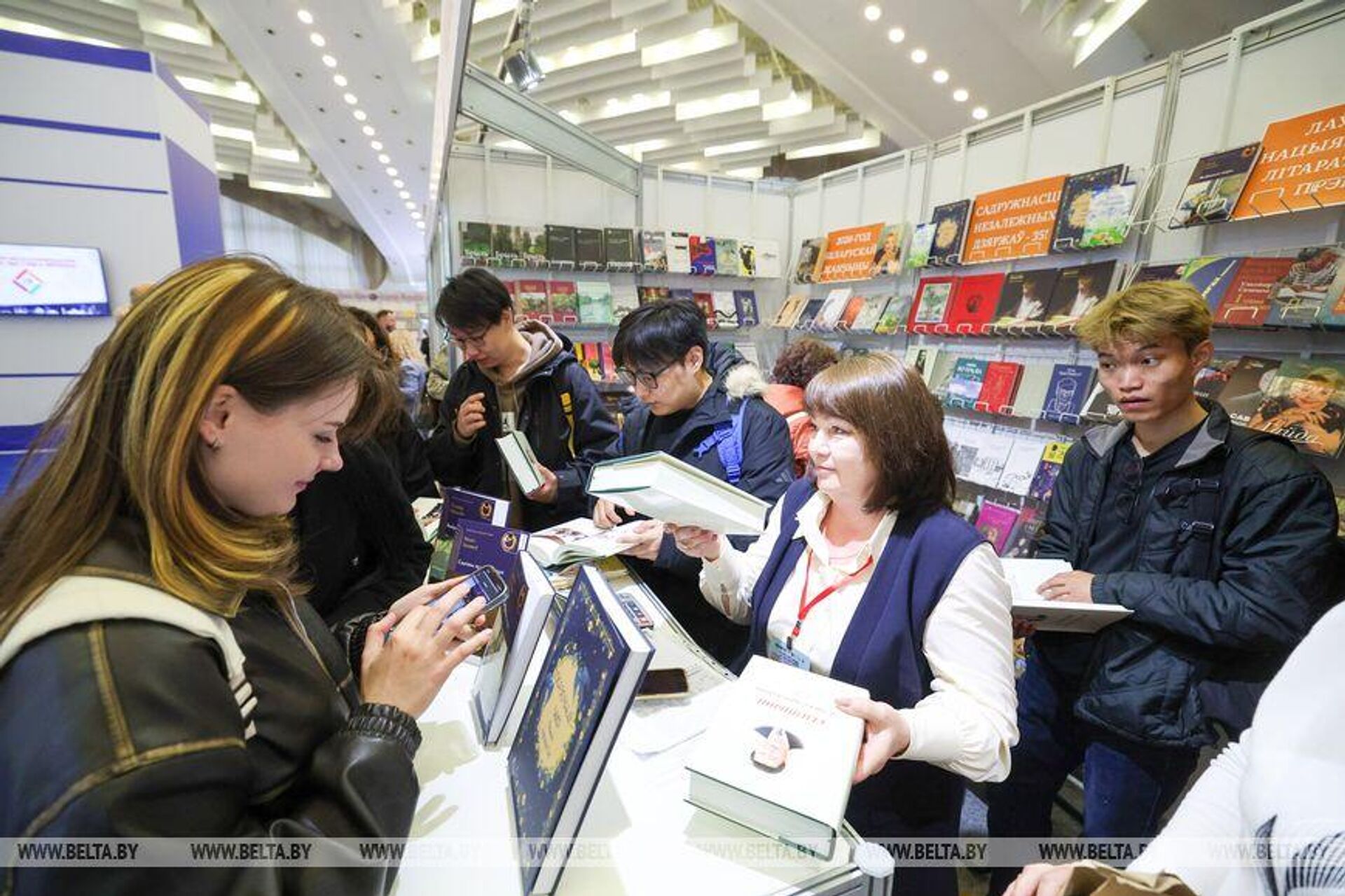 Сказки народов СНГ презентовали на книжной ярмарке в Минске - Sputnik Узбекистан, 1920, 18.03.2026