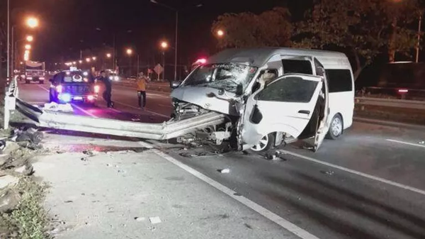 V Tailande mikroavtobus s turistami popal v DTP - Sputnik O‘zbekiston