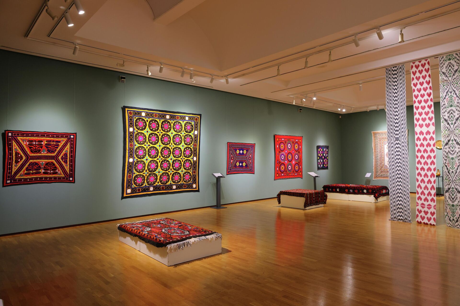 “Mahoratdan komillik sari” ko‘rgazmasi - Sputnik O‘zbekiston, 1920, 19.03.2026