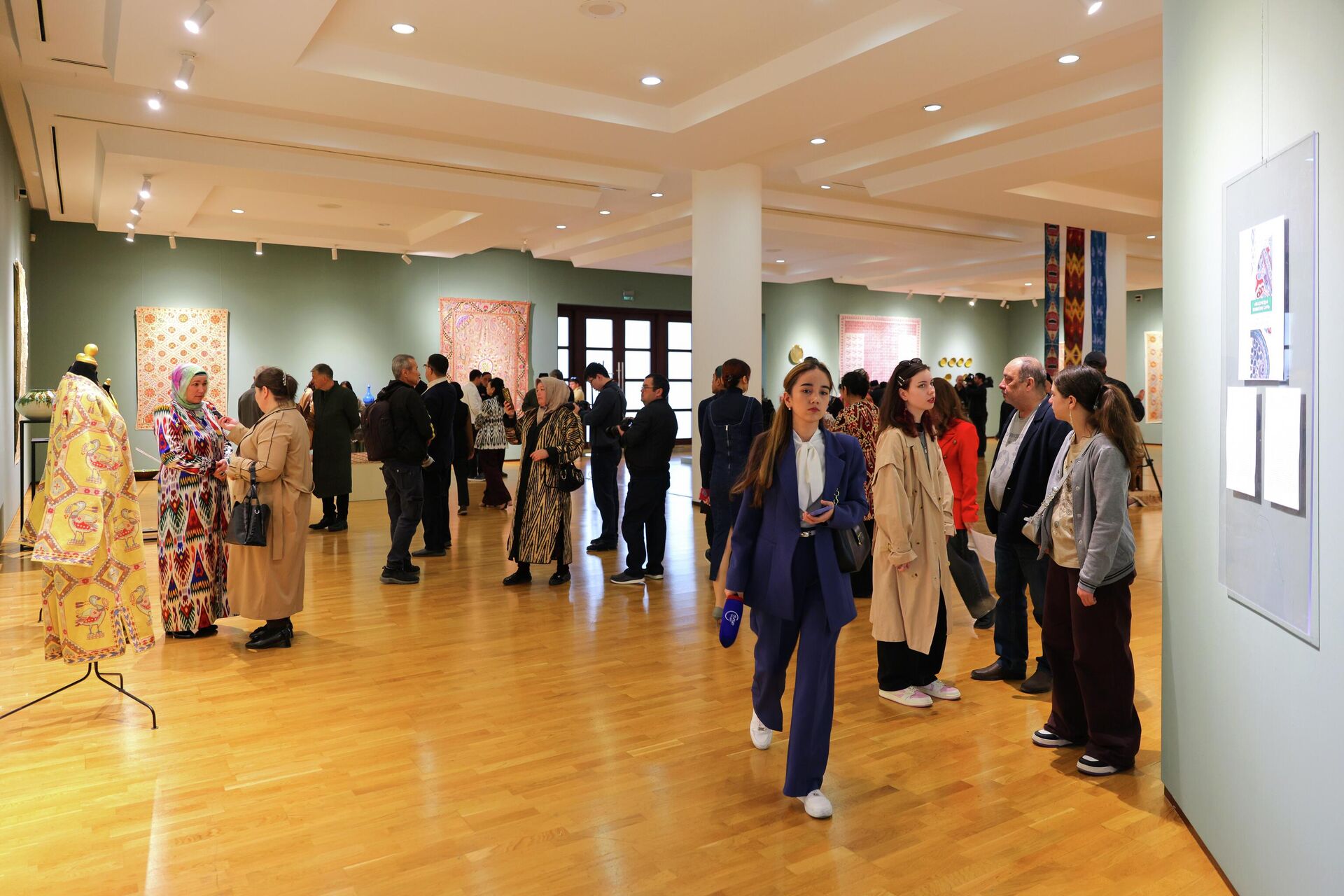 “Mahoratdan komillik sari” ko‘rgazmasi - Sputnik O‘zbekiston, 1920, 19.03.2026