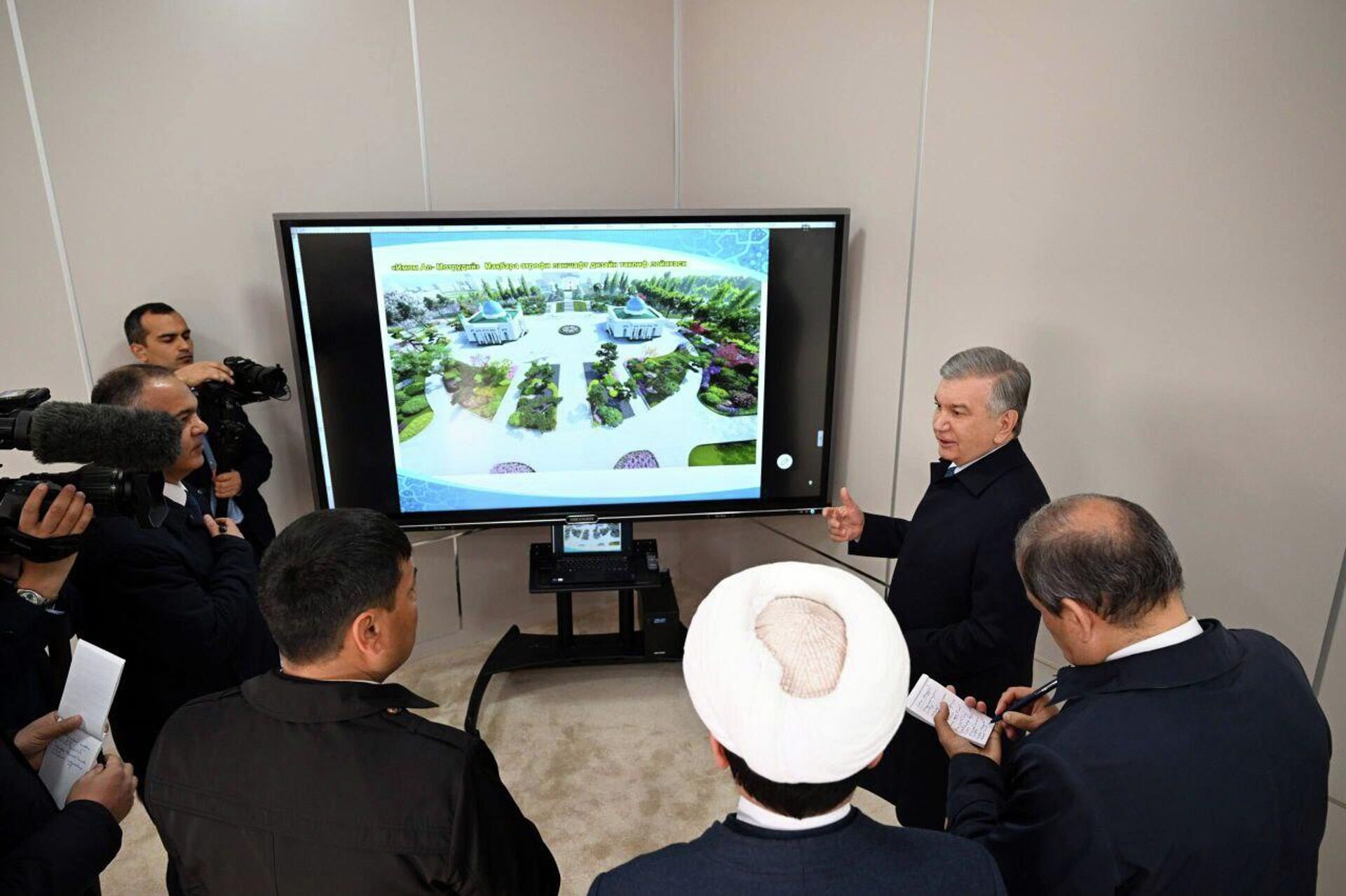 Шавкат Мирзиёев посетил мемориальный комплекс Имама Матуриди - Sputnik Узбекистан, 1920, 19.03.2026