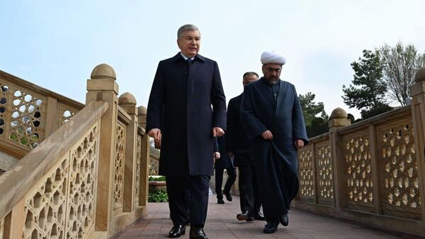 Глава нашего государства Шавкат Мирзиёев посетил мавзолей Первого Президента нашей страны Ислама Каримова в комплексе Хазрати Хизр города Самарканда - Sputnik Узбекистан