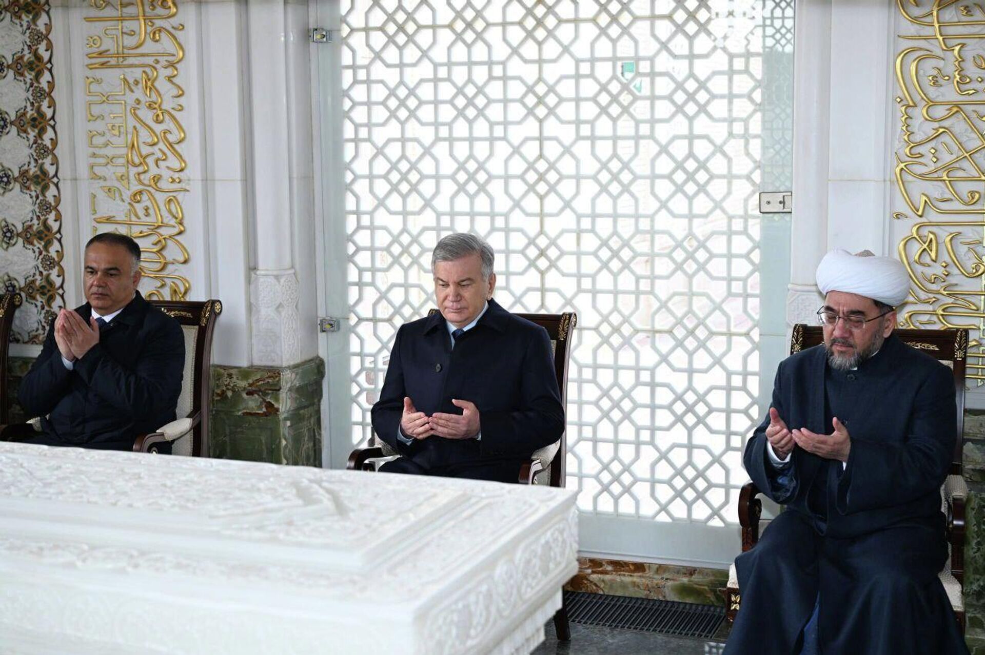 Глава нашего государства Шавкат Мирзиёев посетил мавзолей Первого Президента нашей страны Ислама Каримова в комплексе Хазрати Хизр города Самарканда - Sputnik Узбекистан, 1920, 19.03.2026