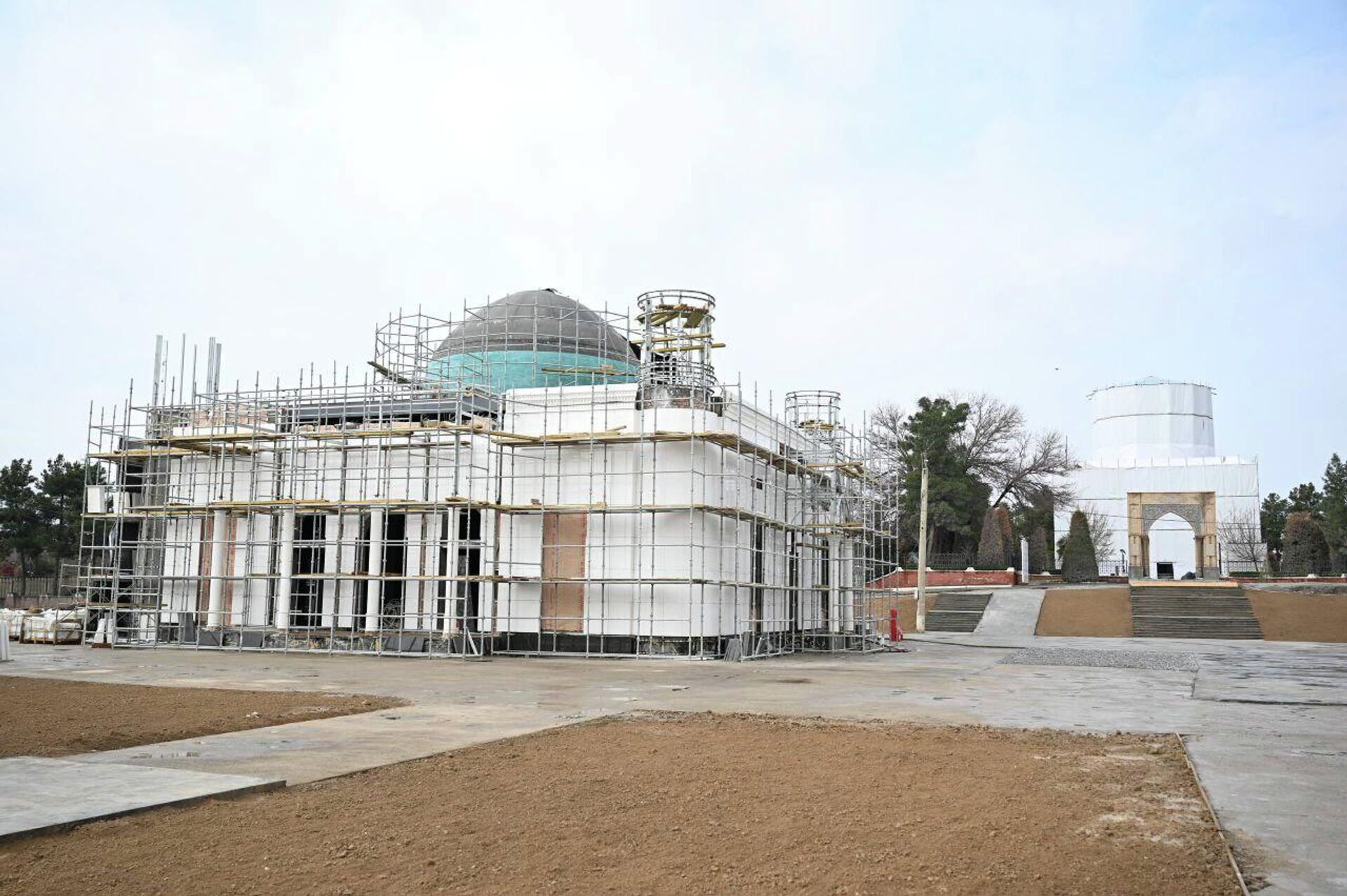 Во второй день поездки в Самарканд Президент Шавкат Мирзиёев ознакомился с созидательной работой, проводимой в мемориальном комплексе Имама Матуриди - Sputnik Узбекистан, 1920, 19.03.2026