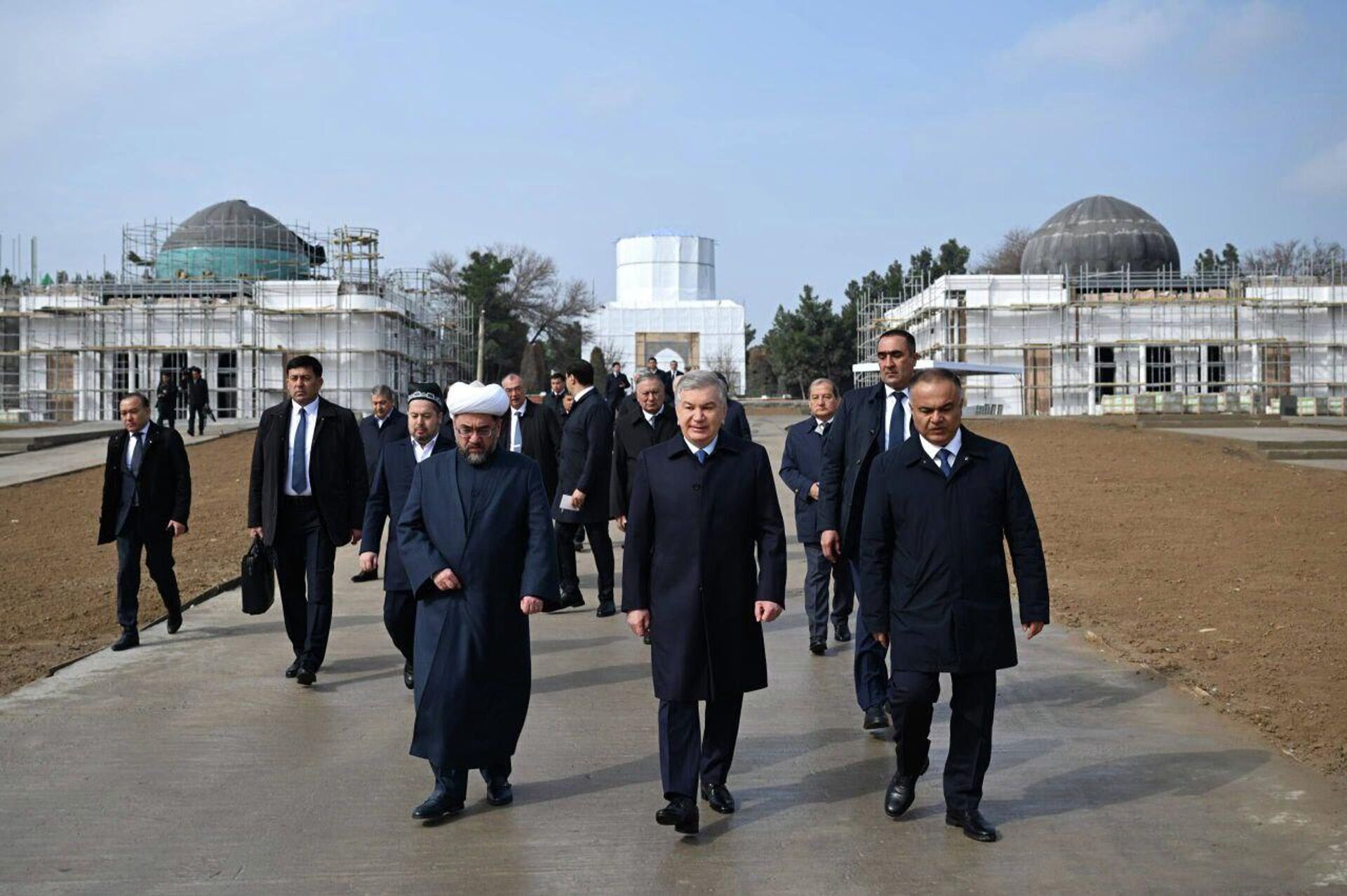 Во второй день поездки в Самарканд Президент Шавкат Мирзиёев ознакомился с созидательной работой, проводимой в мемориальном комплексе Имама Матуриди - Sputnik Узбекистан, 1920, 19.03.2026