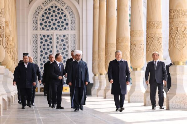 Prezident Shavkat Mirziyoyev posetil kompleks Imama Buxari v Samarkandskoy oblasti - Sputnik O‘zbekiston