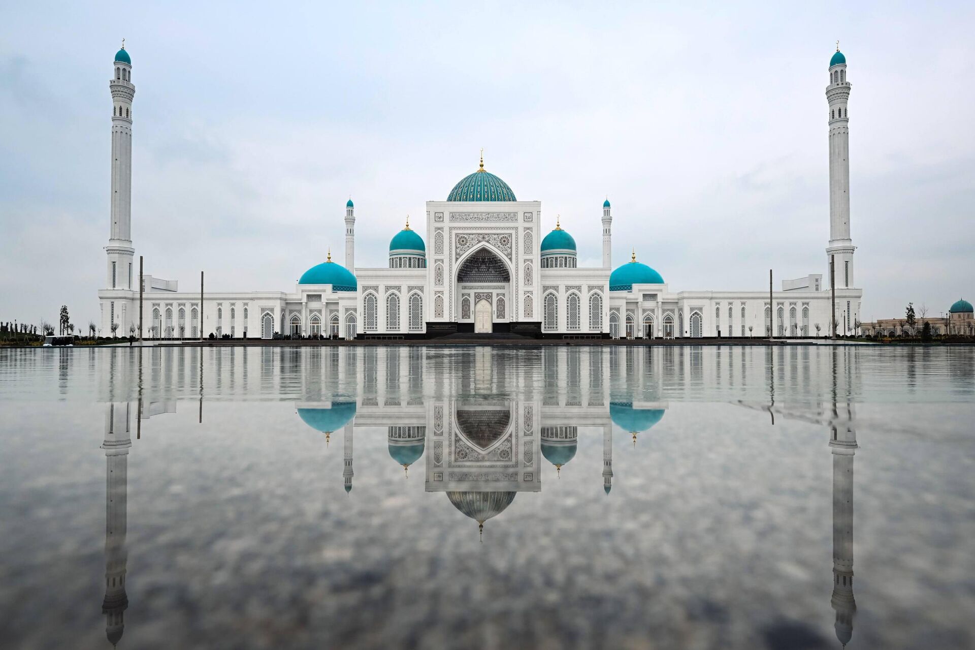 Президент Шавкат Мирзиёев посетил комплекс Имама Бухари в Самаркандской области - Sputnik Узбекистан, 1920, 19.03.2026