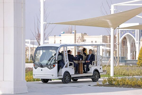 Prezident Shavkat Mirziyoyev posetil kompleks Imama Buxari v Samarkandskoy oblasti - Sputnik O‘zbekiston