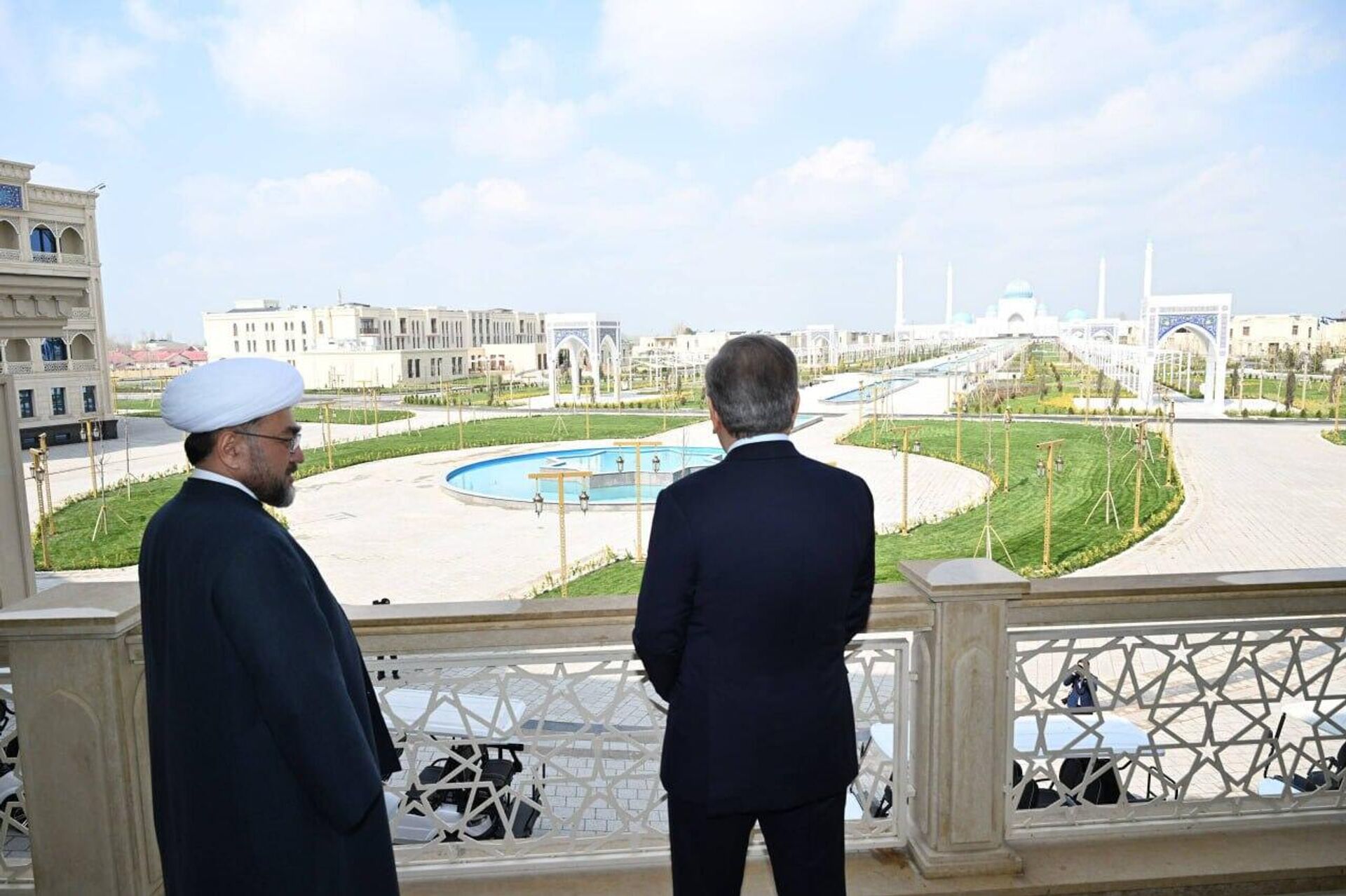 Мемориальный комплекс Имама Бухари занимает 45 гектаров и способен принимать 65 тыс - Sputnik Узбекистан, 1920, 19.03.2026