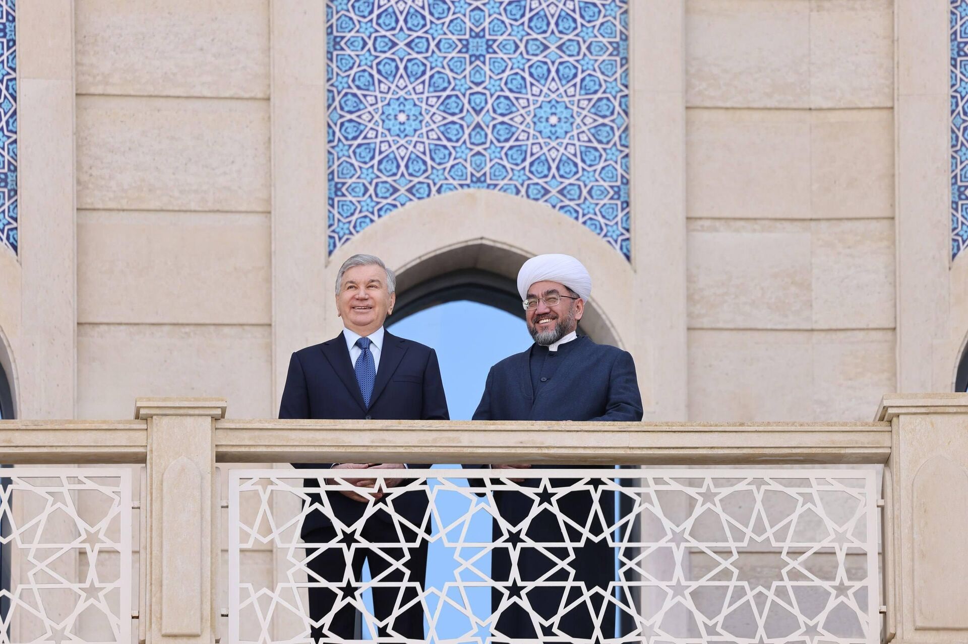 Шавкат Мирзиёев ознакомился с завершенной созидательной работой и созданными условиями для паломников в комплексе Имама Бухари.  - Sputnik Узбекистан, 1920, 19.03.2026