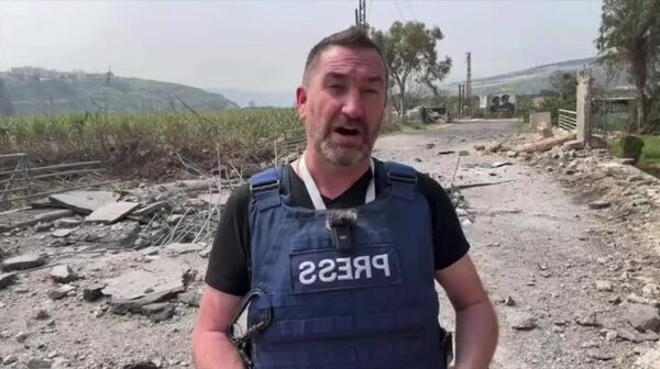 Корреспондент RT Стив Суини и его оператор ранены при ударе израильской ракеты по Ливану - Sputnik Узбекистан