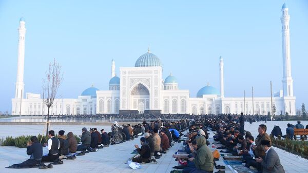 Perviy namaz v obnovlennom  komplekse Imam Buxari v Samarkande - Sputnik O‘zbekiston