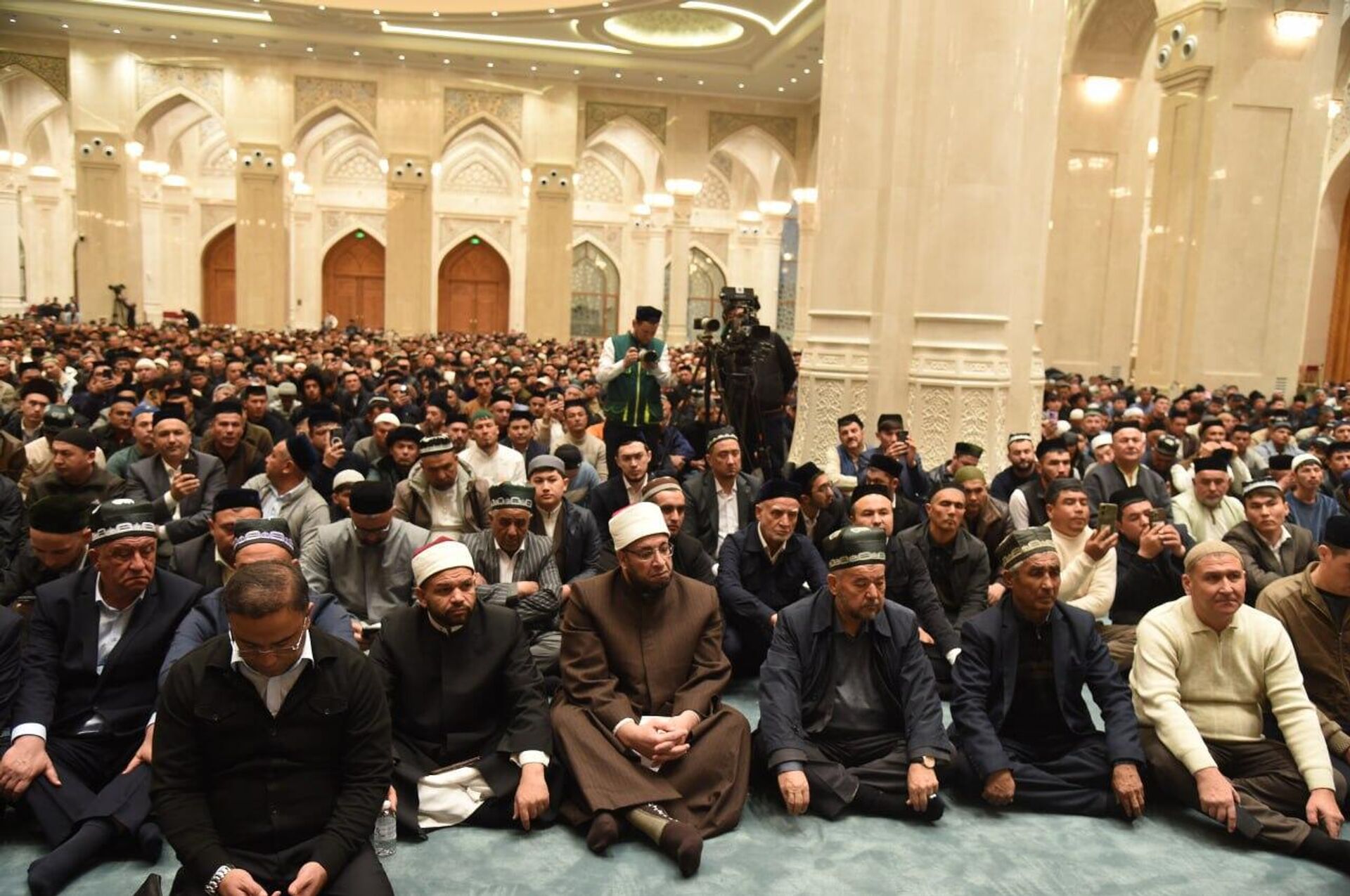 Perviy namaz v obnovlennom  komplekse Imam Buxari v Samarkande - Sputnik O‘zbekiston, 1920, 20.03.2026