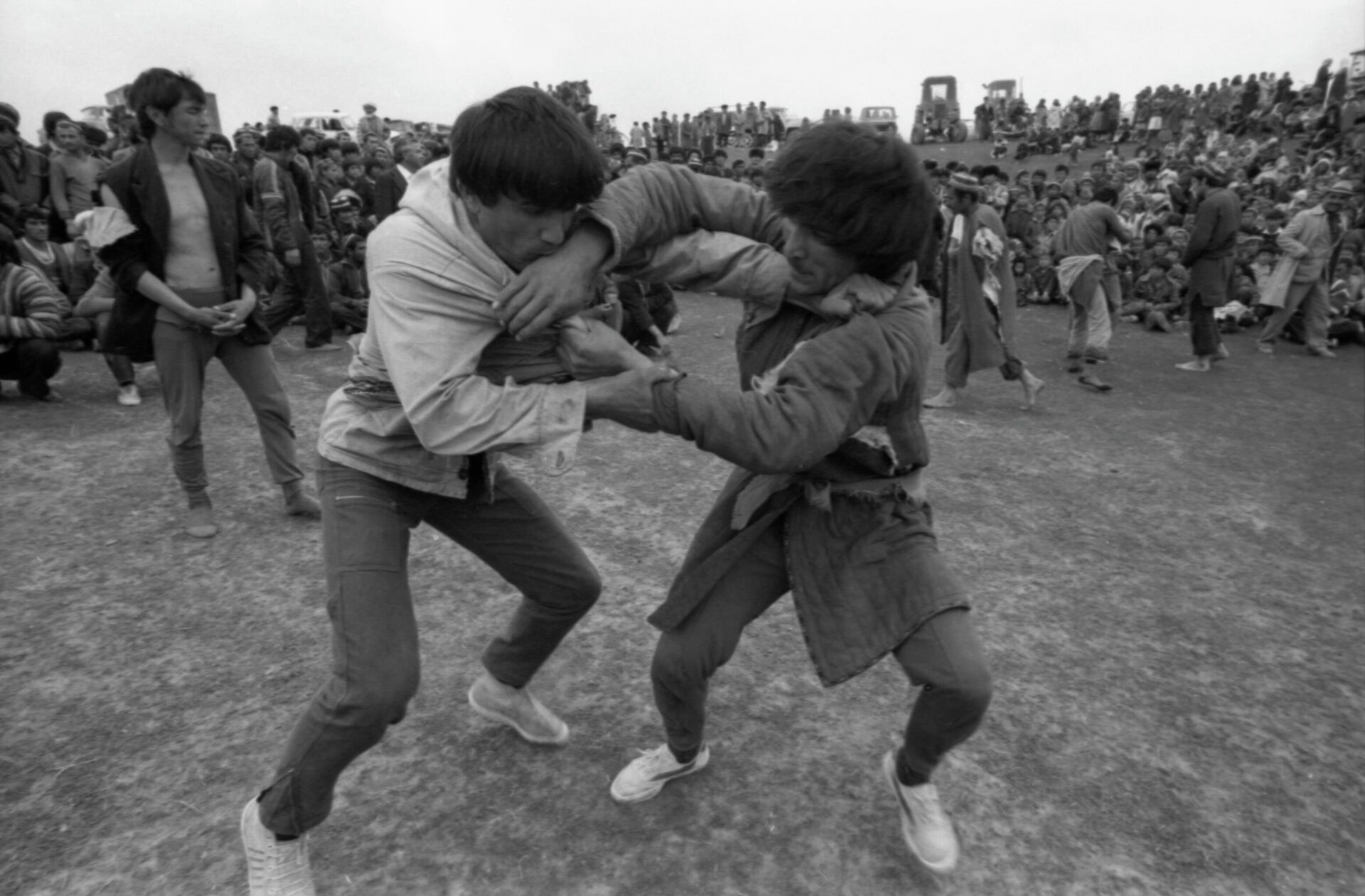 Таджикская ССР. Праздник Навруз в колхозе Победа Пянджского района. Поединок борцов во время праздника. Таджикская ССР. Праздник Навруз в колхозе Победа Пянджского района. Поединок борцов во время праздника. - Sputnik Узбекистан, 1920, 21.03.2026