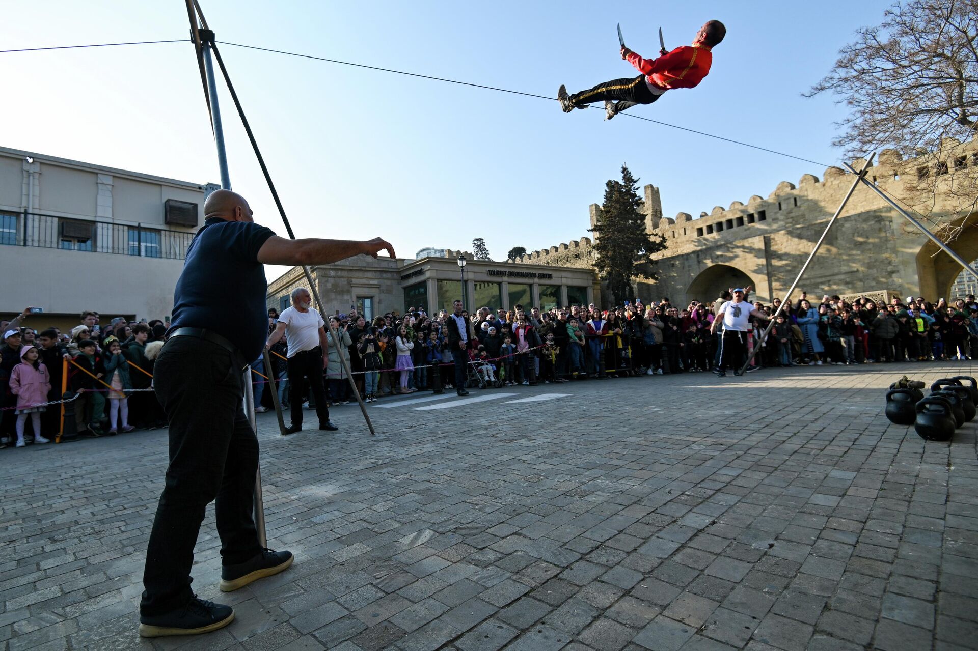 Канатоходец выступает на праздновании новруза в Баку. Новруз - древний народный праздник, символизирующий наступление весны и Нового года по астрономическому солнечному календарю. Канатоходец выступает на праздновании новруза в Баку. Новруз - древний народный праздник, символизирующий наступление весны и Нового года по астрономическому солнечному календарю. - Sputnik Узбекистан, 1920, 21.03.2026