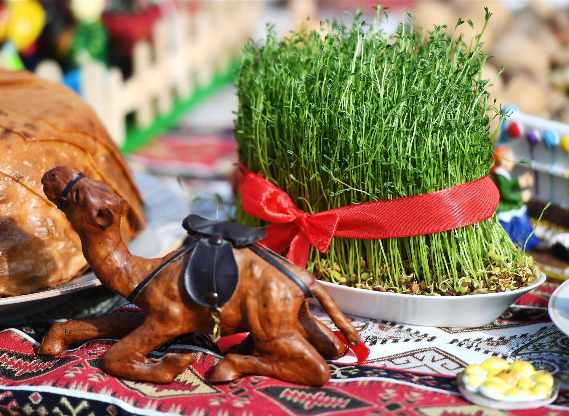 Символом Навруза и главным украшением праздничного стола традиционно считаются проросшие зерна пшеницы. Символом Навруза и главным украшением праздничного стола традиционно считаются проросшие зерна пшеницы. - Sputnik Узбекистан, 1920, 21.03.2026