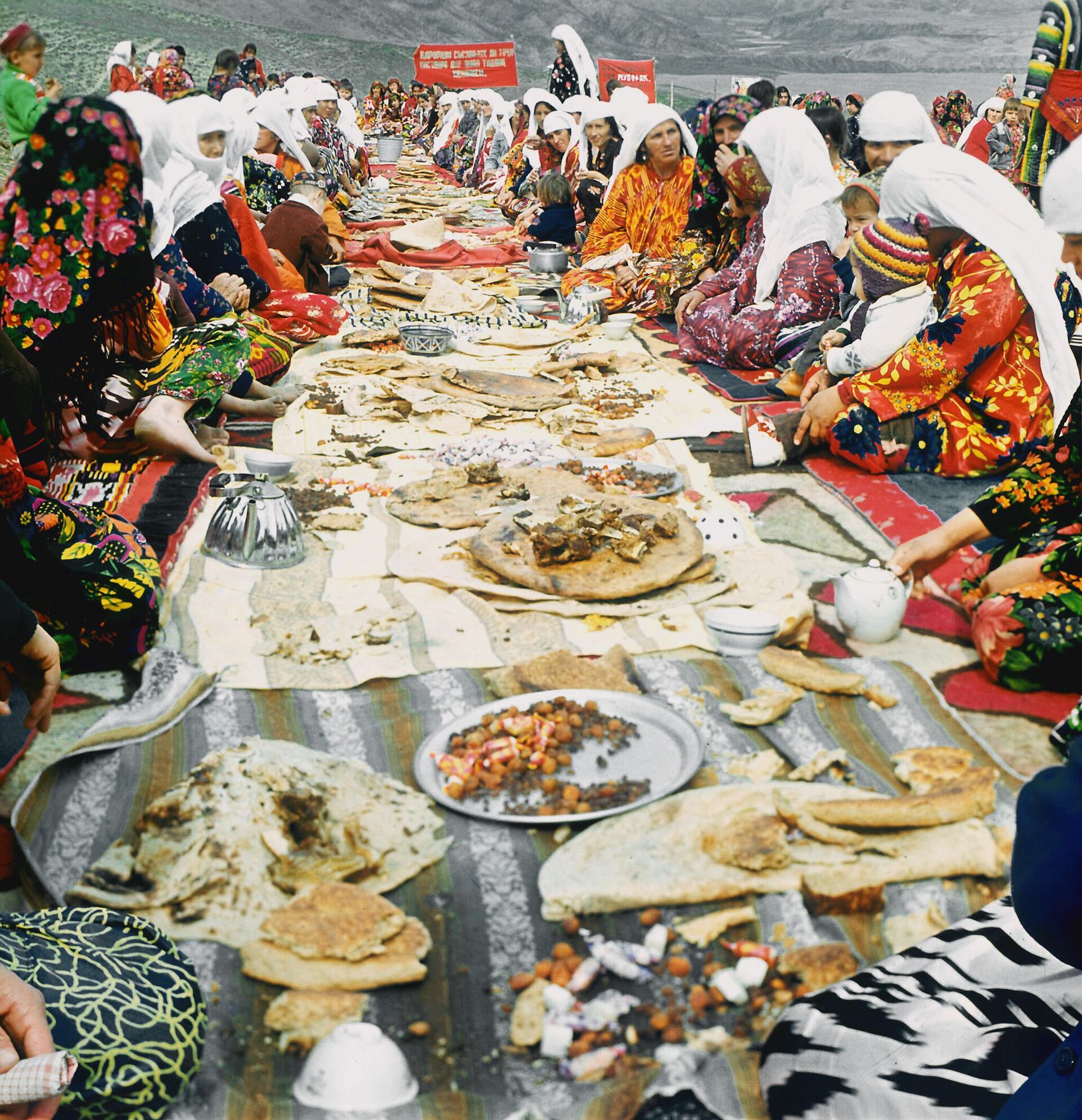 Односельчане за большим столом во время празднования весеннего новогоднего праздника равноденствия - Навруза в Кулябской области Таджикской ССР. Односельчане за большим столом во время празднования весеннего новогоднего праздника равноденствия - Навруза в Кулябской области Таджикской ССР. - Sputnik Узбекистан, 1920, 21.03.2026