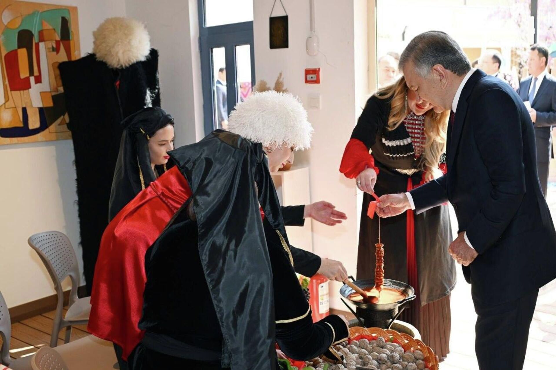 Шавкат Мирзиёев посетил Павильон национальных культурных центров в Яккасарайском районе. - Sputnik Узбекистан, 1920, 21.03.2026