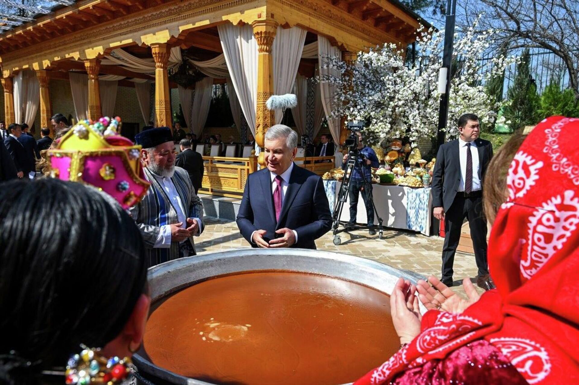 Шавкат Мирзиёев посетил Павильон национальных культурных центров в Яккасарайском районе. - Sputnik Узбекистан, 1920, 21.03.2026