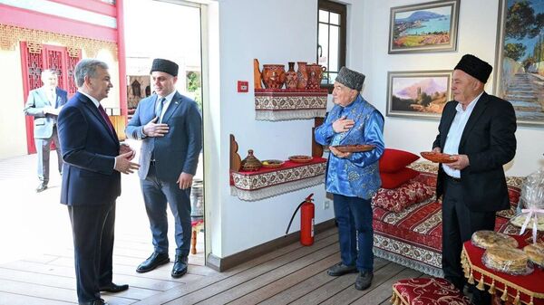 Шавкат Мирзиёев посетил Павильон национальных культурных центров в Яккасарайском районе. - Sputnik Узбекистан