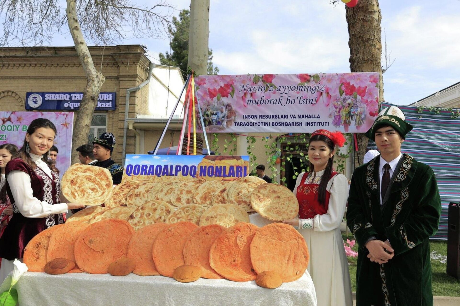 В Самарканде в честь Навруза прошли народные гуляния. - Sputnik Узбекистан, 1920, 21.03.2026