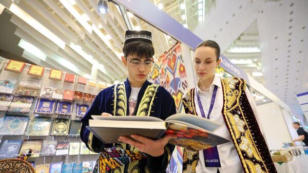 Культуру Узбекистана представили на книжной выставке-ярмарке в Минске - Sputnik Узбекистан