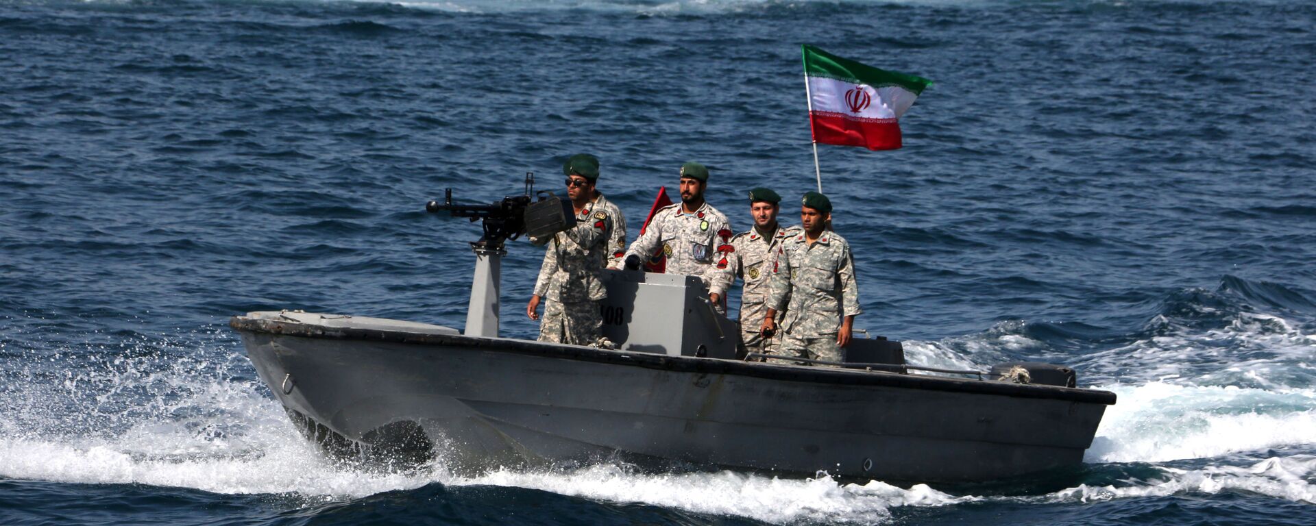 Иранские солдаты на катере в Ормузском проливе, архивное фото - Sputnik Ўзбекистон, 1920, 23.03.2026